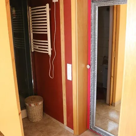 Kleine Wohngelegenheit Am Stadtrand Von *