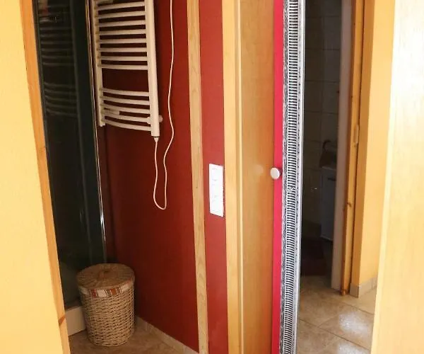 Kleine Wohngelegenheit Am Stadtrand Von *